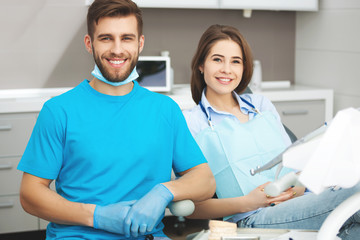 Obraz premium Portrait of a male dentist and young happy female patient.