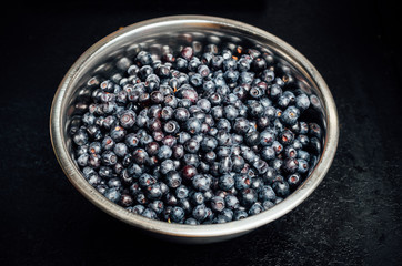 Jagody w misce © Filip Olejowski