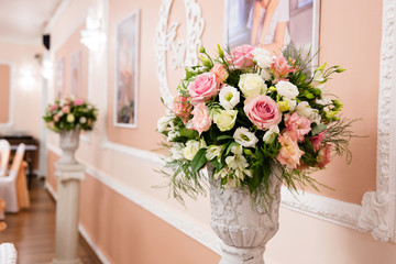 Wedding flower composition for restaurant