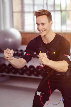 mann beim ems training im studio