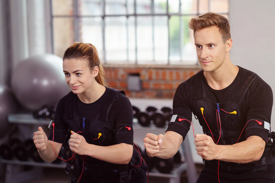mann und frau beim ems-training