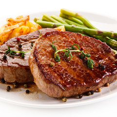 Grilled beefsteaks and vegetables 