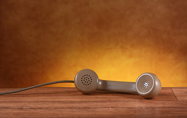 telefono retrò sul tavolo di legno - sfondo giallo