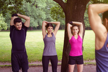 team dehnt die arme nach dem training