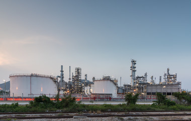 Obraz premium Oil Refinery factory at sunset
