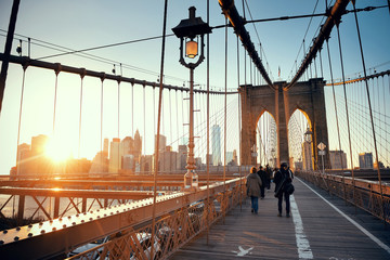 Marcher sur le pont de Brooklyn