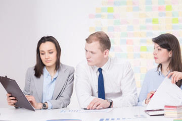 Obraz premium Searching for relevant business data