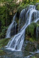 Obraz premium Cascade des tufs de Baume-les-messieurs
