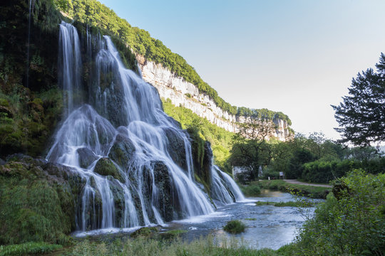 Fototapeta Cascade des tufs de Baume-les-messieurs