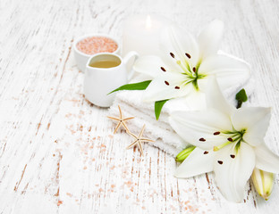 Obraz na płótnie Canvas Spa products with white lily