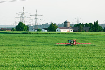 Fototapeta na wymiar Feld wird mit Pestiziden gespritzt