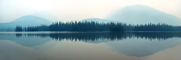 Fond de hotte en verre imprimé Blanche Lac de montagne brumeux