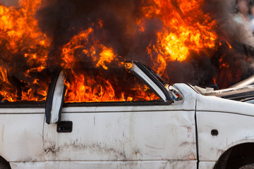 Obraz premium burning car burning car - Exercise firefighters