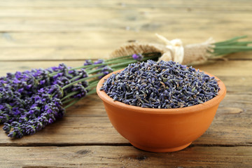 fiori di lavanda fresca e secca su sfondo di legno rustico