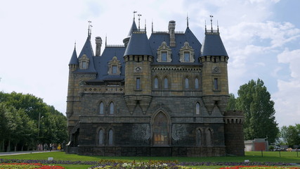Fototapeta na wymiar facade of castle and royalty garden