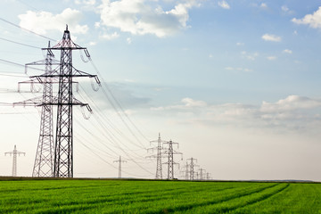 Hochspannungsleitungen &uuml;ber Feld