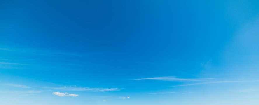 Fototapeta błękitne niebo z niektórymi chmurami