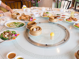 Dim sum restaurants, boutiques, restaurants on modern dishes in China. The main dining hall before On the table there are many people eat gum.