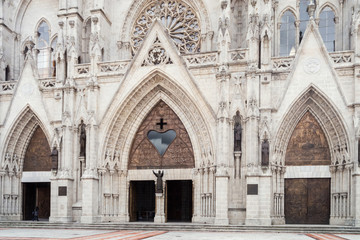 Fototapeta premium Main entrance of the Basilica del Voto Nacional