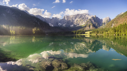 jezioro górskie w otoczeniu lasu i Alp Julijskich,Laghi di Fusine,Włochy
 - obrazy, fototapety, plakaty