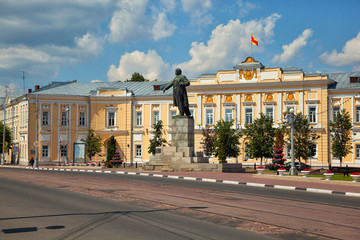 Obraz premium The monument to Vladimir Lenin in the city of Tver, Russia, in the Soviet street