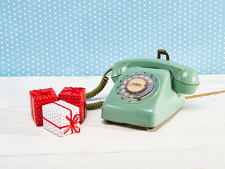 Retro Telefon mit Geschenken