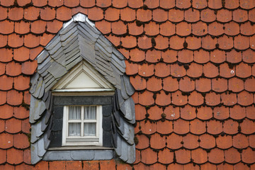 Mit Schiefer eingedeckte Dachgaube