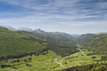 Fototapeta na wymiar Esplendor en el valle del Roncal en Navarra