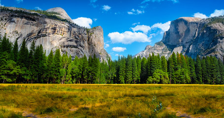 Yosemite Valley panoramic landscape.  Yosemite National Park, California USA. - obrazy, fototapety, plakaty
