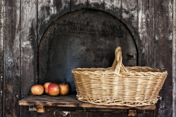 mele, e cesto per la raccolta, su mensola  © Giuseppe Blasioli