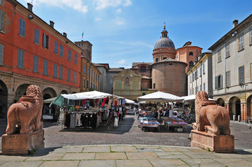 Il mercato di piazza  San Prospero di Reggio Emilia