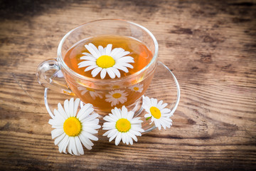 Obraz na płótnie Canvas Herbal tea with chamomile flowers