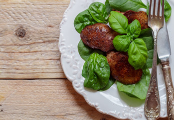 Warm salad of chicken liver with spinach and Basil