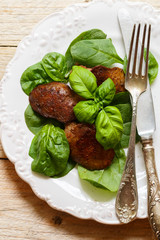 Warm salad of chicken liver with spinach and Basil