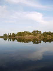 Fototapeta na wymiar Spiegelung am Vänernsee in Schweden