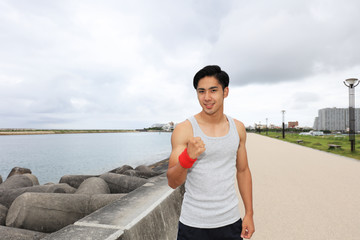 Fototapeta premium 海岸で寛ぐ男性