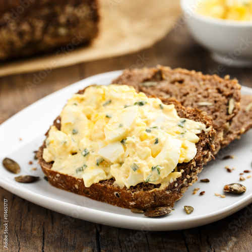 &amp;quot;Eiersalat auf Brot - Egg salad and bread&amp;quot; Stockfotos und lizenzfreie ...