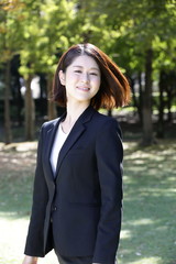 公園にいるビジネスウーマン