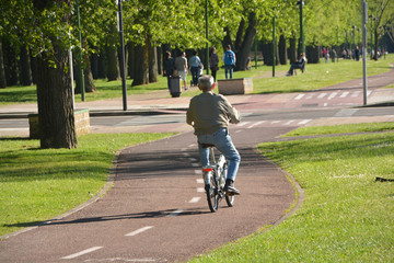 anciano circulando en bicicleta por la ciudad