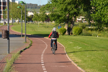 circulando en bicicleta por un carril bici