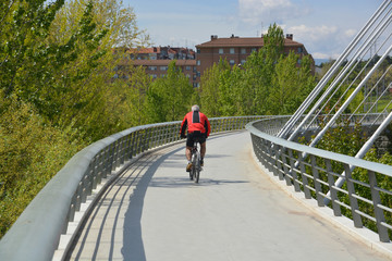 cruzando un puente en bicicleta