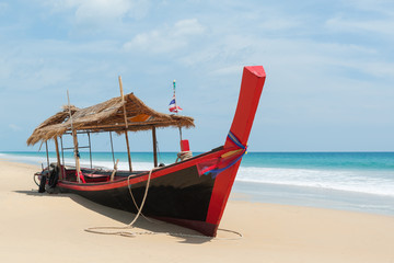 Fototapeta na wymiar Boat on the beach and The sea coast with turquoise water