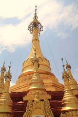 Fototapeta premium ポッパ山山頂のパコダ、