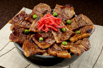 ボリューム満点の豚丼