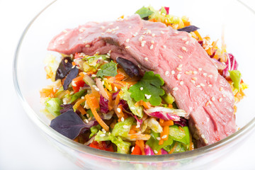Roastbeef salad in a bowl