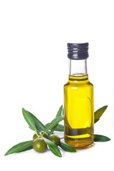 ceite de oliva virgen extra en botella de cristal aislado sobre un fondo blanco y decorado con hojas de olivo y aceitunas