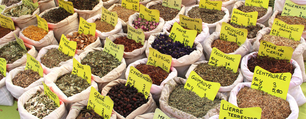 Tisanes et infusions sur un marché provençal
