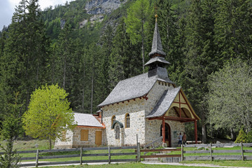 Fototapeta na wymiar Kapelle am Pragser Wildsee