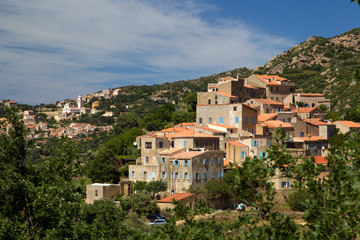 Fototapeta na wymiar Blick über die Dörfer Pigna und Corbara auf Korsika