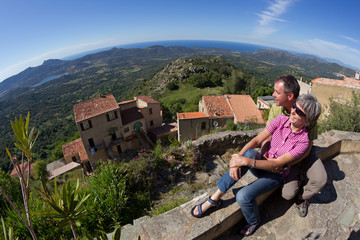 Paar entspannt auf einer Mauer in Spelocanto auf Korsika